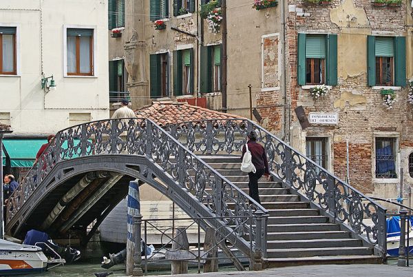 800px-Ponte_de_Gheto_Novo_(Venice)